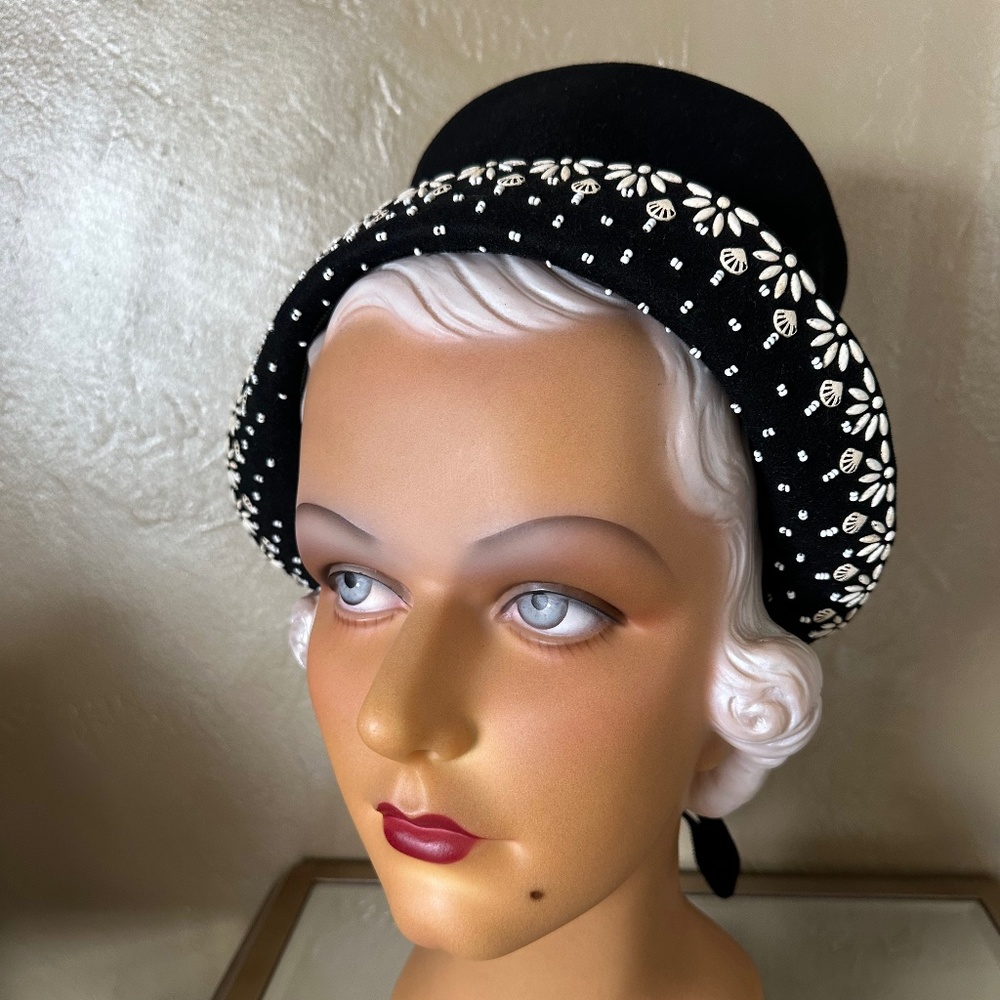 MAJESTIC 1940s' BLACK FELT HAT WITH OPEN CROWN & WHITE BEADING